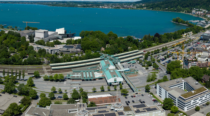 Das Bild zeigt eine Luftaufnahme des Bahnhofs sowie Seestadt und Seequartier.