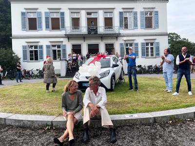Die Gewinner:innen, der Künstler Uwe Jäntsch und Judith Reichart vor dem Palais Thurn & Taxis