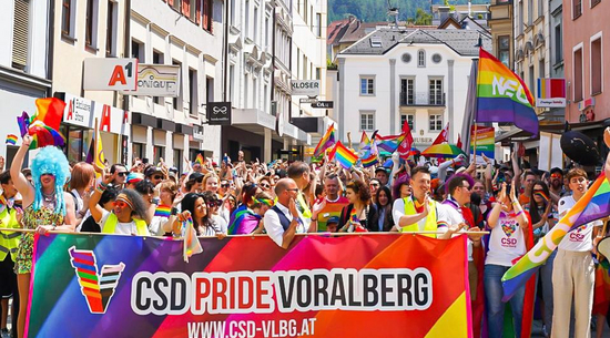 Auf dem Bild zu sehen ist die Regenbogenparade durch die Bregenzer City beim CSD Vorarlberg 2023.