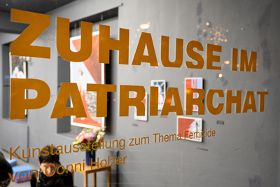 Schriftzug im Schaufenster der Ausstellung Zuhause im Patriarchat 