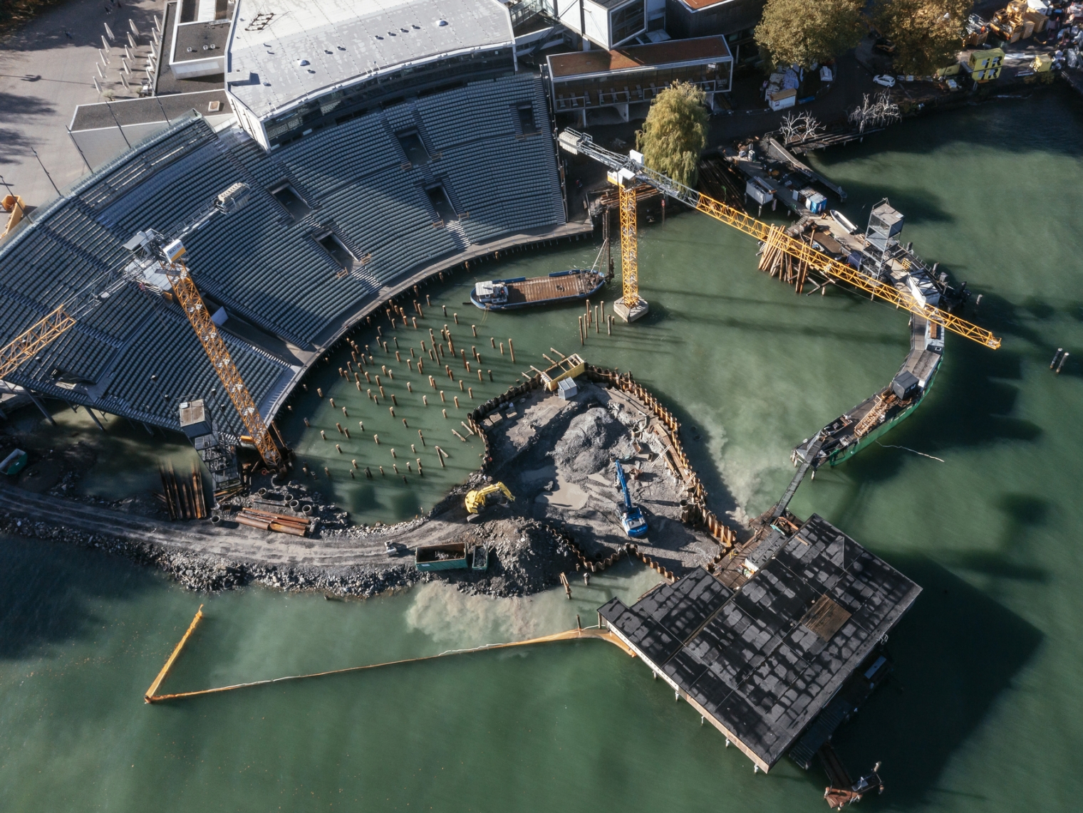 Auf dem Foto sind die Bauarbeiten der abgetragenen Festspielbühne im November 2023 zu sehen.