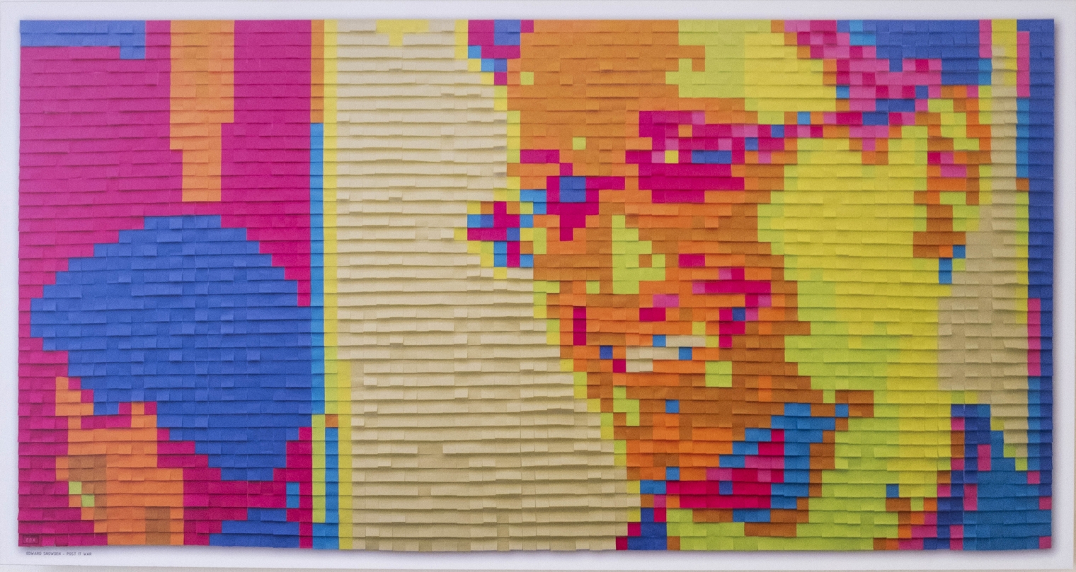 Edward Snowden - Post-it-War, 100 x 50 cm, 2014 C-Print von digitaler Fotografie von 3200 Post its (400 x 200 cm) auf Alu-Dibond