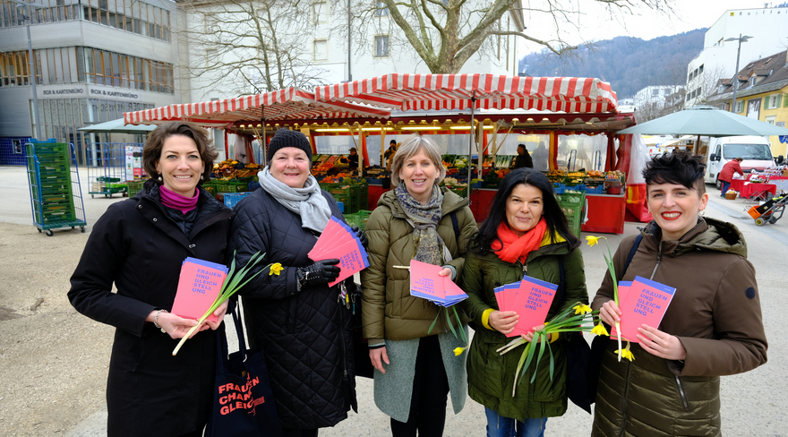 Diese Abbildung zeigt Vizebürgermeisterin Sandra Schoch und Stadträtin Veronika Marte mit drei weiteren Frauen, welche Blumen sowie Flyer mit dem Aufdruck "Frauen und Gleichstellung" in den Händen halten.