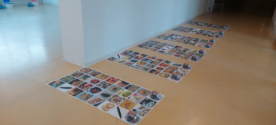 Auf dem Bild ist das Spiel Bluebots der Stadtbücherei zu sehen. Auf einem Papier sind verschiedene Speisen abgebildet. 