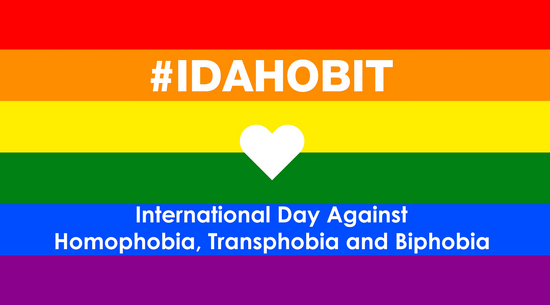 Das Bild zeigt die Regenbogenfahne mit dem Schriftzug #IDAHOBIT.