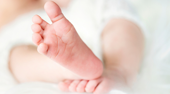 Diese Abbildung zeigt die Füße eines Babys.