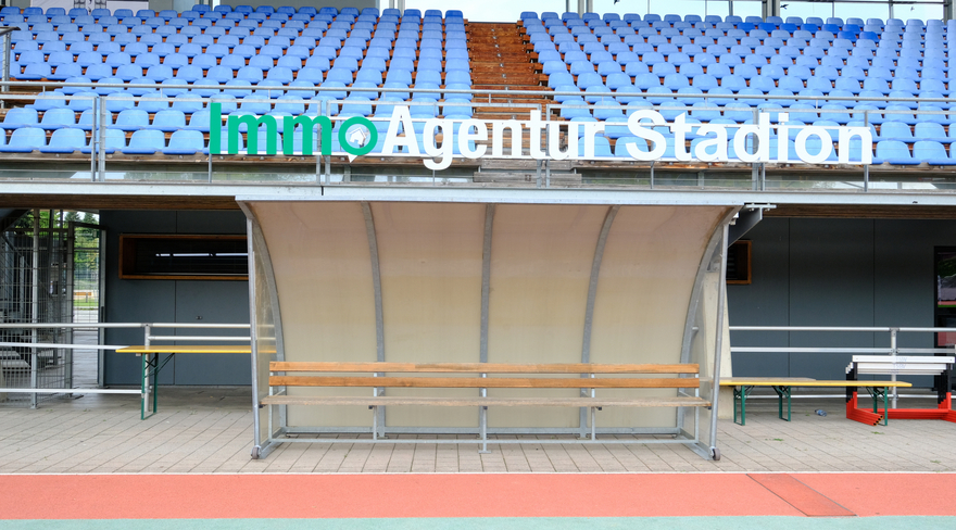 Auf dem Bild ist die Tribühne des ImmoAgentur-Stadions zu sehen. 