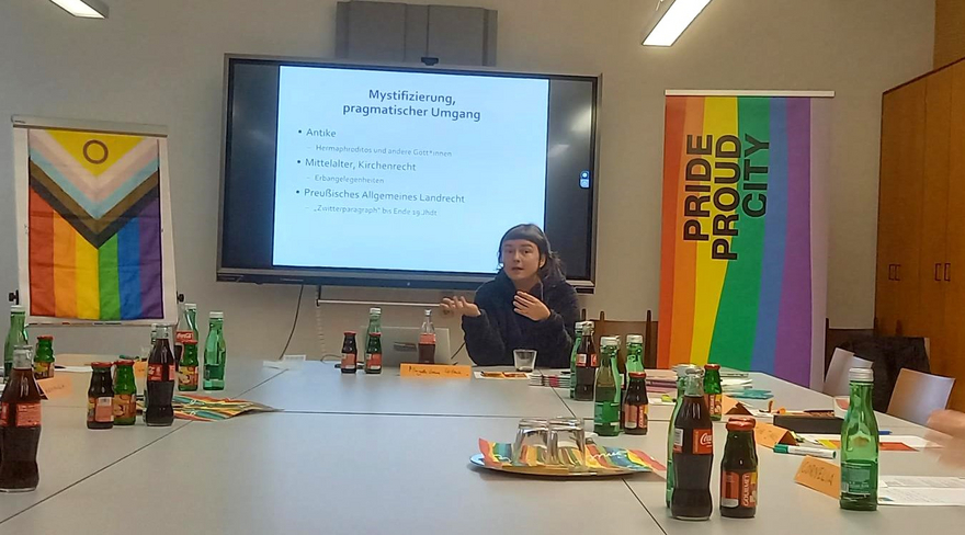 Im Bild informiert Magdalena Klein im Workshop zur Intergeschlechtlichkeit. Sie kommt vom Verein intergeschlechtlicher Menschen Österreich (VIMÖ) in Linz. 