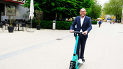 Bürgermeister Michael Ritsch drehte eine Runde auf dem neuen E-Scooter. @ Stadt Bregenz