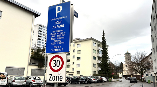 Auf dem Bild ist ein Verkehrszeichen "30er Zone" zu sehen.