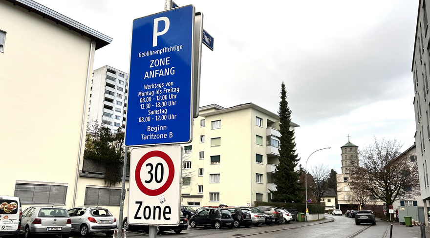 Auf dem Bild ist ein Verkehrszeichen "30er Zone" zu sehen.