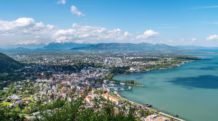 Diese Abbildung zeigt ein Panorama von Bregenz am Tag.