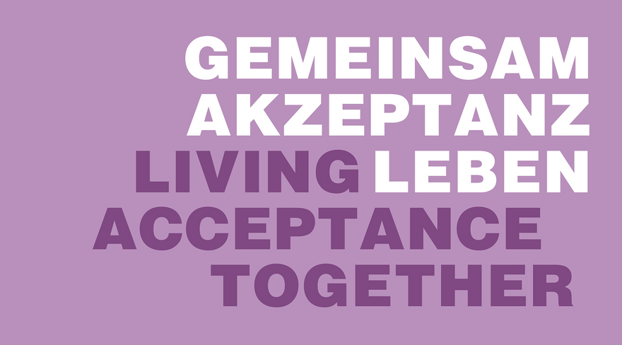 Das Cover des Integration-Jahresbericht zeigt einen violetten Hintergrund, auf dem in dunkelvioletter und weißer Schrift steht: "Gemeinsam Akzeptanz leben / Living Acceptance Together". 
