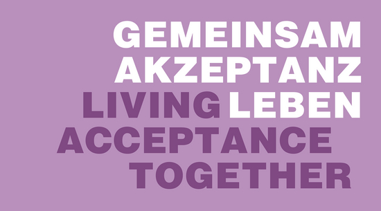 Das Cover des Integration-Jahresbericht zeigt einen violetten Hintergrund, auf dem in dunkelvioletter und weißer Schrift steht: "Gemeinsam Akzeptanz leben / Living Acceptance Together". 