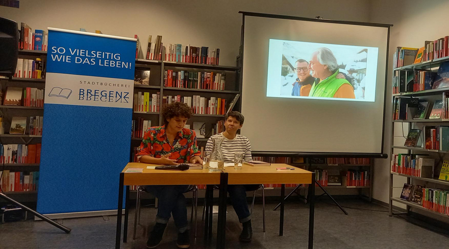 Zu sehen sind von links im Bild Lisa Bolyos und Carolina Frank bei ihrer Buchpräsentation "Mich hat nicht gewundert, dass sie auf Mädchen steht" in der Stadtbücherei Bregenz.