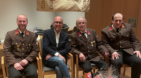 Auf dem Foto ist Bürgermeister Michael Ritsch sowie Kommandant Walter Höfle (links) und Kommandant-Stellvertreter Christopher Wiesner (rechts) zu sehen.