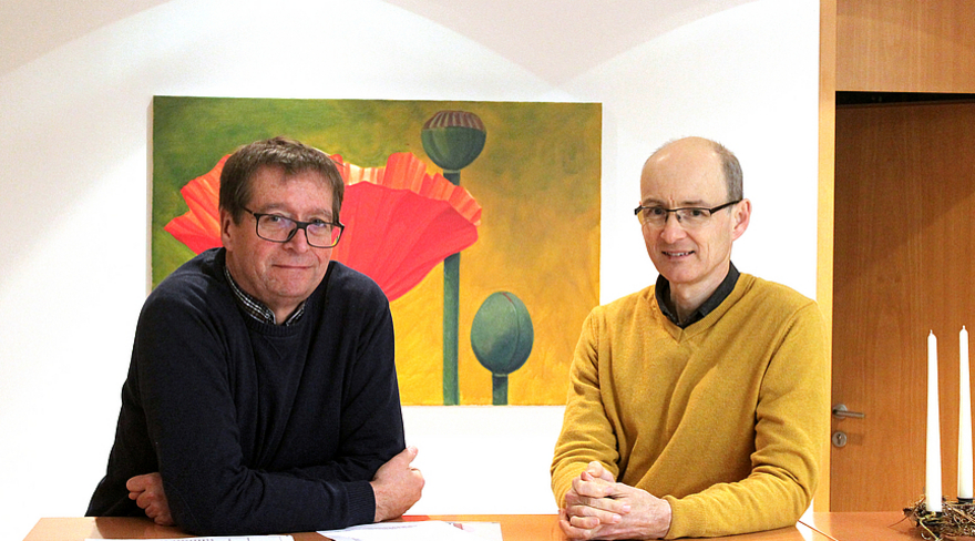 Auf dem Bild zu sehen sind Wolfgang Winkler und Gerold Ender vor einem Gemälde. 