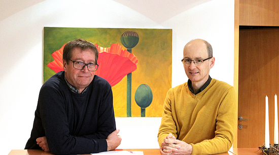Auf dem Bild zu sehen sind Wolfgang Winkler und Gerold Ender vor einem Gemälde. 