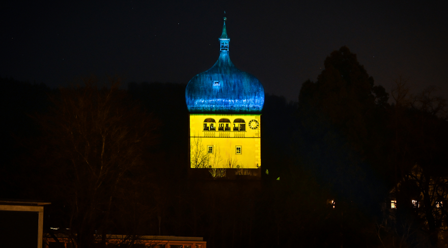 Der Martinsturm wird in den gelb-blauen Landesfarben der Ukraine angestrahlt.
