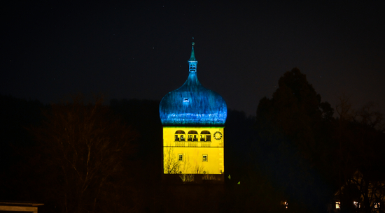 Der Martinsturm wird in den gelb-blauen Landesfarben der Ukraine angestrahlt.