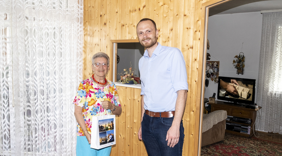 Annalea Juen mit Sebastian Rauch (Leiter der städtischen Kommunikation) bei der Gewinnübergabe. © Stadt Bregenz