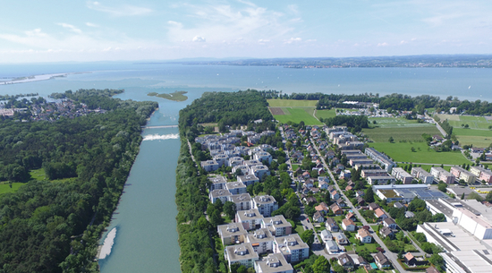 Blick auf die Bregenzerachmündung und den dahinter liegenden Bodensee (© Stadt Bregenz)