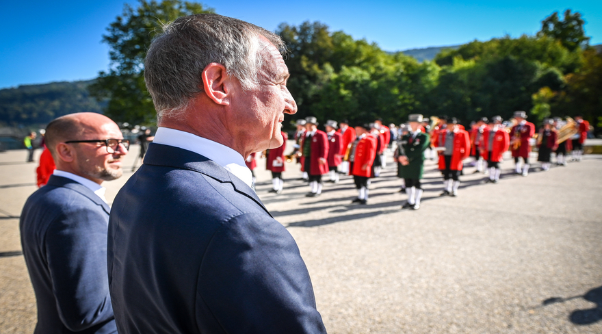 Diese Abbildung zeigt den Bürgermeister Michael Ritsch mit dem Ehrenbürger Markus Linhart. Im Hintergrund spielt die Bürgermusik.