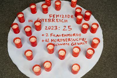 Kerzen zum Gedenken der Femizide bei der Ausstellungseröffnung Zuhause im Patriarchat
