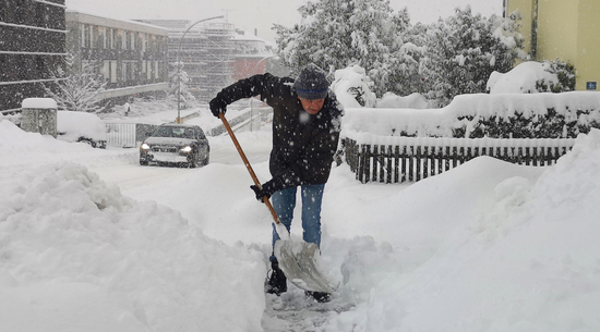 Diese Abbildung zeigt einen Bürger bei der Schneeräumung.