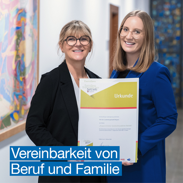 Auf dem Foto sind Alexandra Muchitsch und Julia Albinger mit der Urkunde zur Zertifizierung als familienfreundlicher Betrieb zu sehen. 