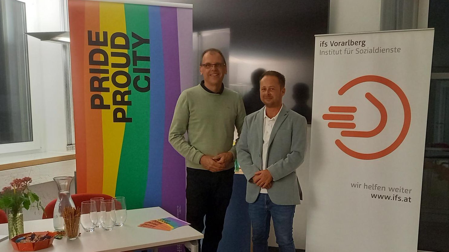 Zu sehen sind von links Stefan Becker vom Fachbereich LGBTIQ+ der Landeshauptstadt Bregenz sowie Nikolas Burtscher, der Leiter der IFS-Beratungsstelle Bregenz.