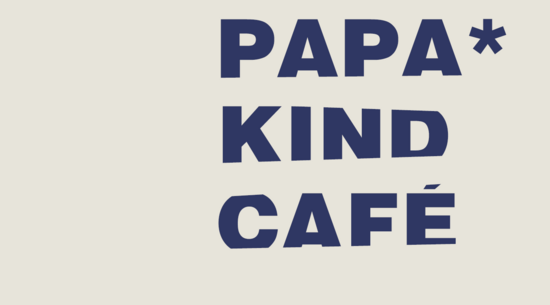 Das Bild zeigt den Schriftzug PAPA* KIND CAFÉ in Blauer Schrift auf beigegrauem Hintergrund. Die Schrift ist schräg angeschnitten. 