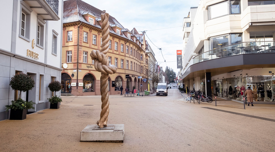 Auf dem Foto ist das Kunstwerk "Knoten" von Herbert Meusburger am Leutbühel zu sehen. Es handelt sich dabei um eine 3 ½ m hohe und rund 900 kg schwere Bronzeskulptur.