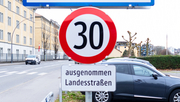 Das Bild zeigt eine Verkehrstafel mit der Beschränkung auf Tempo 30 bei der Stadteinfahrt von Lochau kommend.
