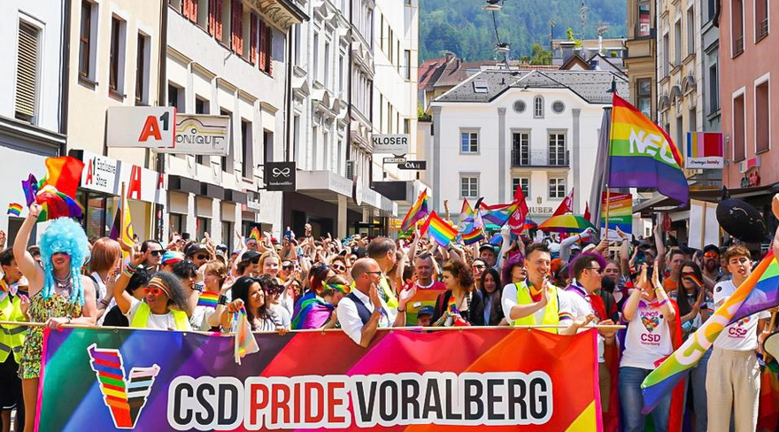 Diese Abbildung zeigt Menschen in der Kaiserstraße bei der Regenbogenparade.