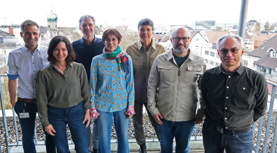 Das Bild zeigt die Mitglieder des Klimabeirates der Landeshauptstadt Bregenz auf dem Balkon des Bürgerhauses.