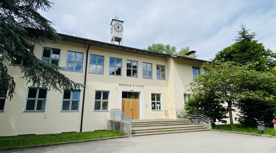 Das Bild zeigt die Außenansicht beziehungsweise den Eingang der Schule Rieden in Bregenz.