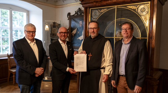 Stadtrat Heribert Hehle, Bürgermeister Michael Ritsch, Abt Vinzenz Wohlwend und Leiter der Stadtwerke Wolfgang Winkler nach der Vertragsunterzeichnung.