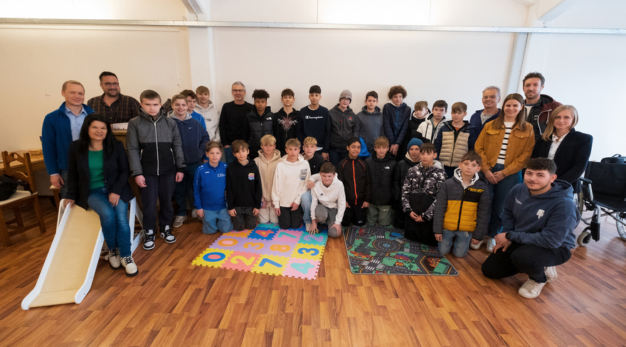 Das Bild zeigt die Buben von fünf Bregenzer Schulen, die am Boys Day 2024 teilgenommen haben. Sie stehen im Bregenzer Männer*café. 