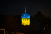 Der Martinsturm leuchtet in Solidarität in den ukrainischen Landesfarben © Udo Mittelberger