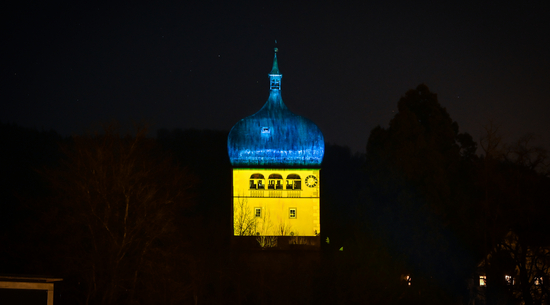 Der Martinsturm leuchtet in Solidarität in den ukrainischen Landesfarben © Udo Mittelberger