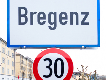 Das Bild zeigt eine Verkehrstafel mit der Beschränkung auf Tempo 30 bei der Stadteinfahrt von Lochau kommend.