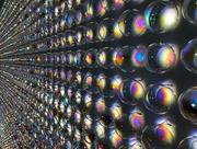 2.400 Hohlglaskugeln: computergenerierte Projektion und Soundinstallation © Heike Weber