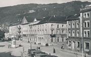 Hotel „Montfort“ mit angebautem Landtagstrakt um 1930. Das Hotel fiel 1981 der Spitzhacke zum Opfer und wurde durch das Gebäude der heutigen Hypo-Bank ersetzt. Den „Alten Landtagssaal“ gibt es noch. © Stadtarchiv Bregenz