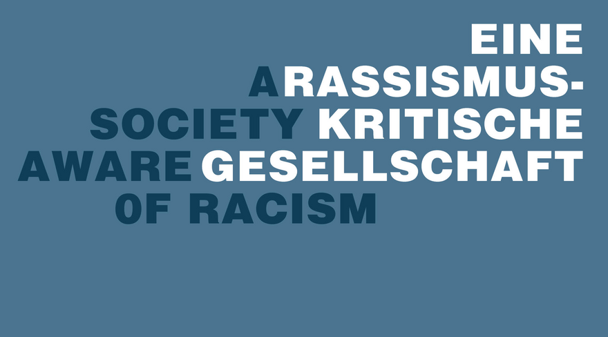 Auf blauem Hintergrund steht in weiß der Text: Eine rassismuskritische Gesellschaft