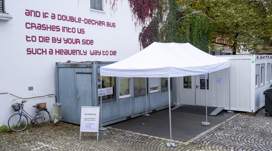 Hier wurde ein COVID-Testcontainer in Bregenz fotografiert.