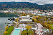 Derzeit die beiden größten Baustellen in Bregenz: der Neubau des Hallenbades (Bildvordergrund) und der Zubau zum Festspielhaus (dahinter). © Dietmar Stiplovsek