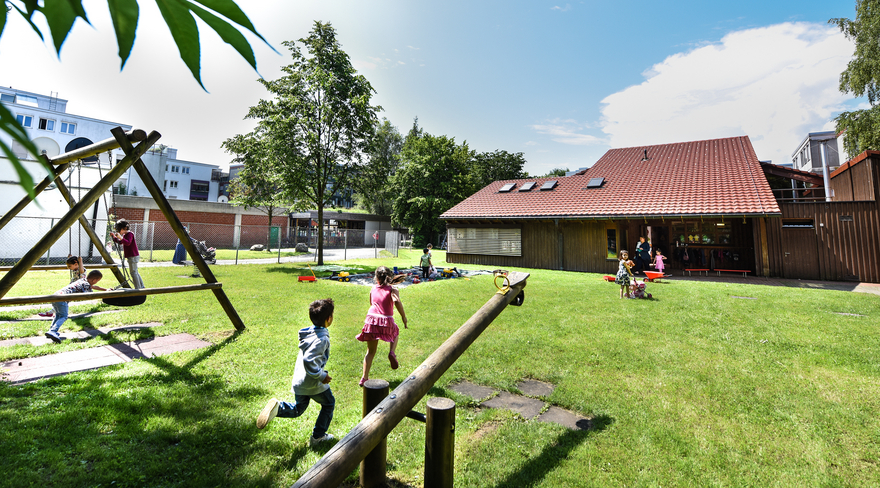 Hier wurden Kinder, welche am Spielplatz des Kindergartens Achsiedlung spielen, fotografiert.