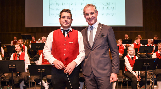 Bürgermeister Markus Linhart mit Stadtmusik-Kapellmeister Manfred Nenning (© Udo Mittelberger)