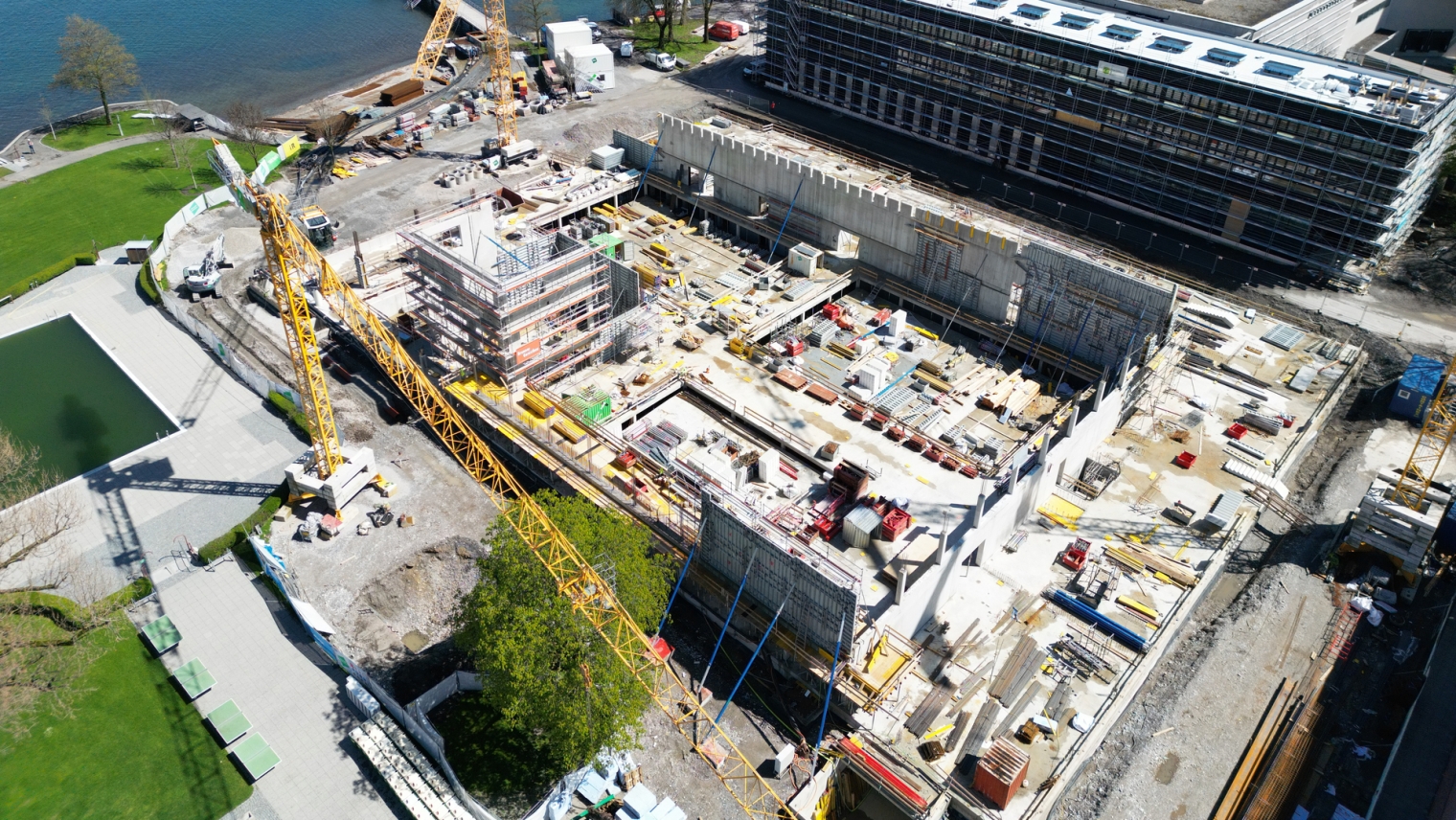 Diese Abbildung zeigt die Baustelle des neuen Bregenzer Hallenbades von oben.